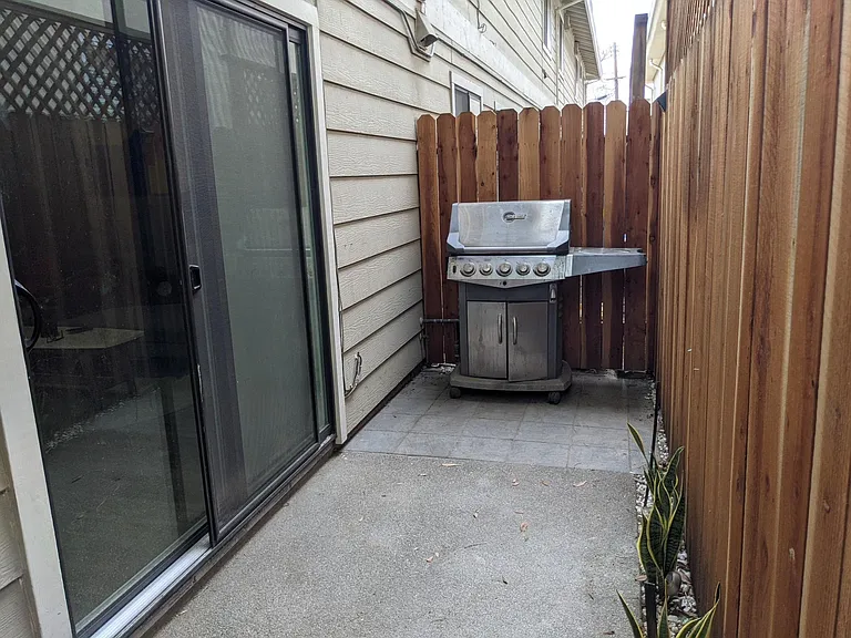 Private Outdoor Patio W/Front Gate to Sidewalk