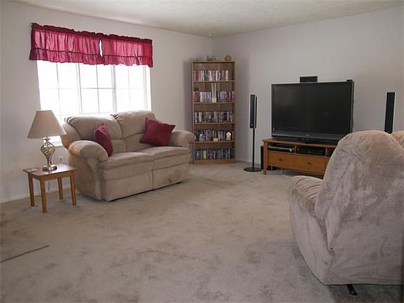 3rd image of 69 Close Hollow Dr