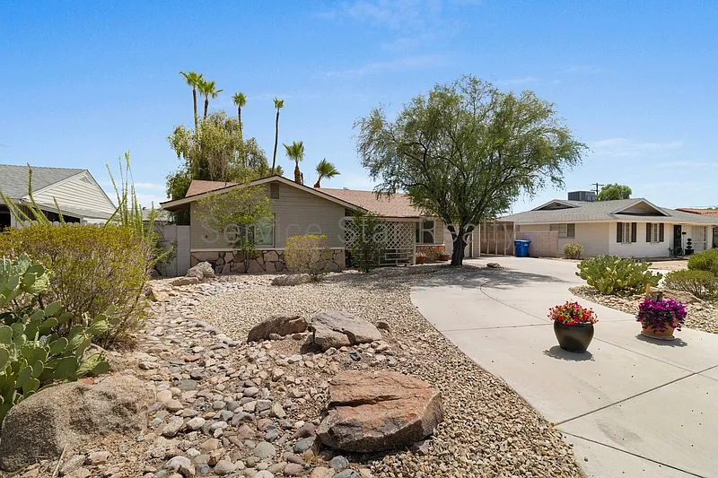 3 bed, 2.0 bath, 1385 sqft, $2,095 — Photo 2