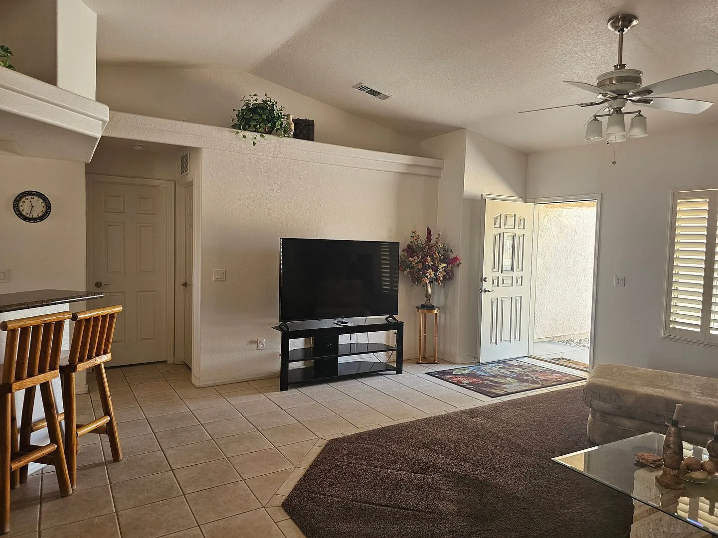 Unfurnished Long Term (shows furniture updated photos soon) — Photo 2