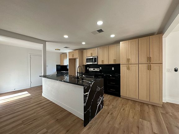 4th image of 1032 E Hassett Ave