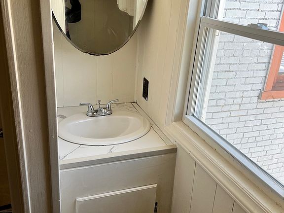 3rd image of 1128 Pickett St