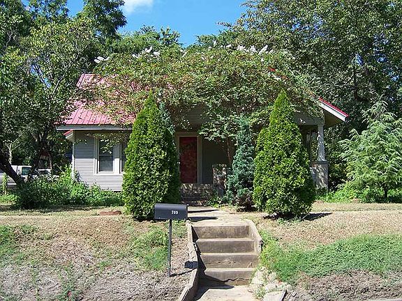 2nd image of 709 N Oak St