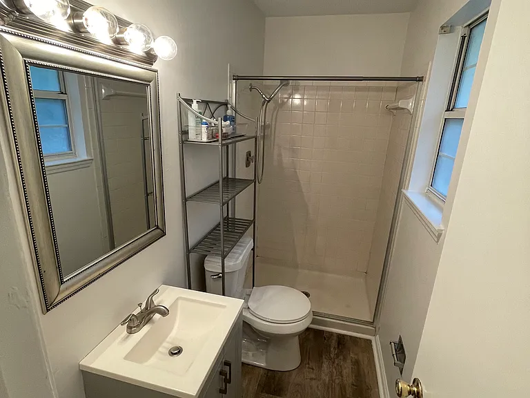 En-suite bathroom (master bedroom)
