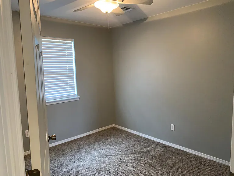 904 Sheryl St — Photo 7