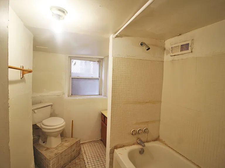 117 W. 29th St — Photo 14