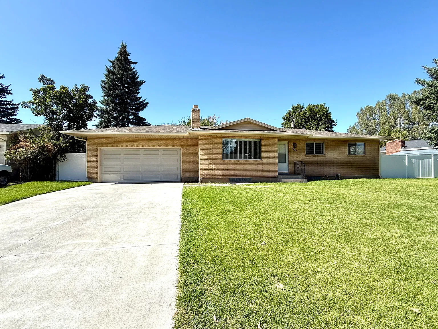 5 bed, 2.5 bath, 2418 sqft, $2,200 — Photo 2