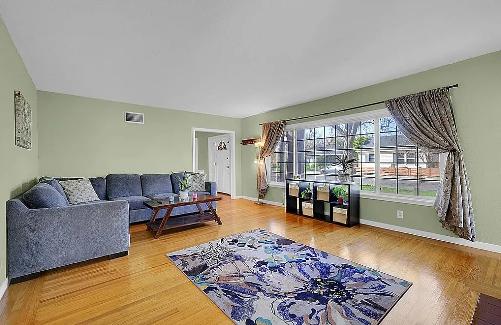 4 bed, 2.5 bath, 2366 sqft, $2,600 — Photo 4