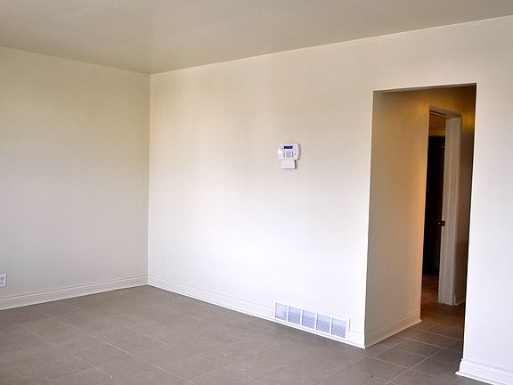 4th image of 3840 Carey St