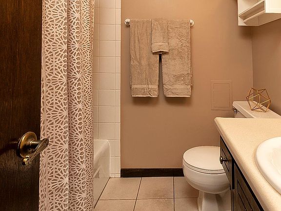 4th image of 4815 Underwood Ave APT 11