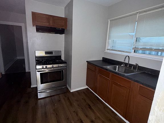 3rd image of 753 W Cushing St