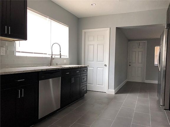 4th image of 2817 Taylor St