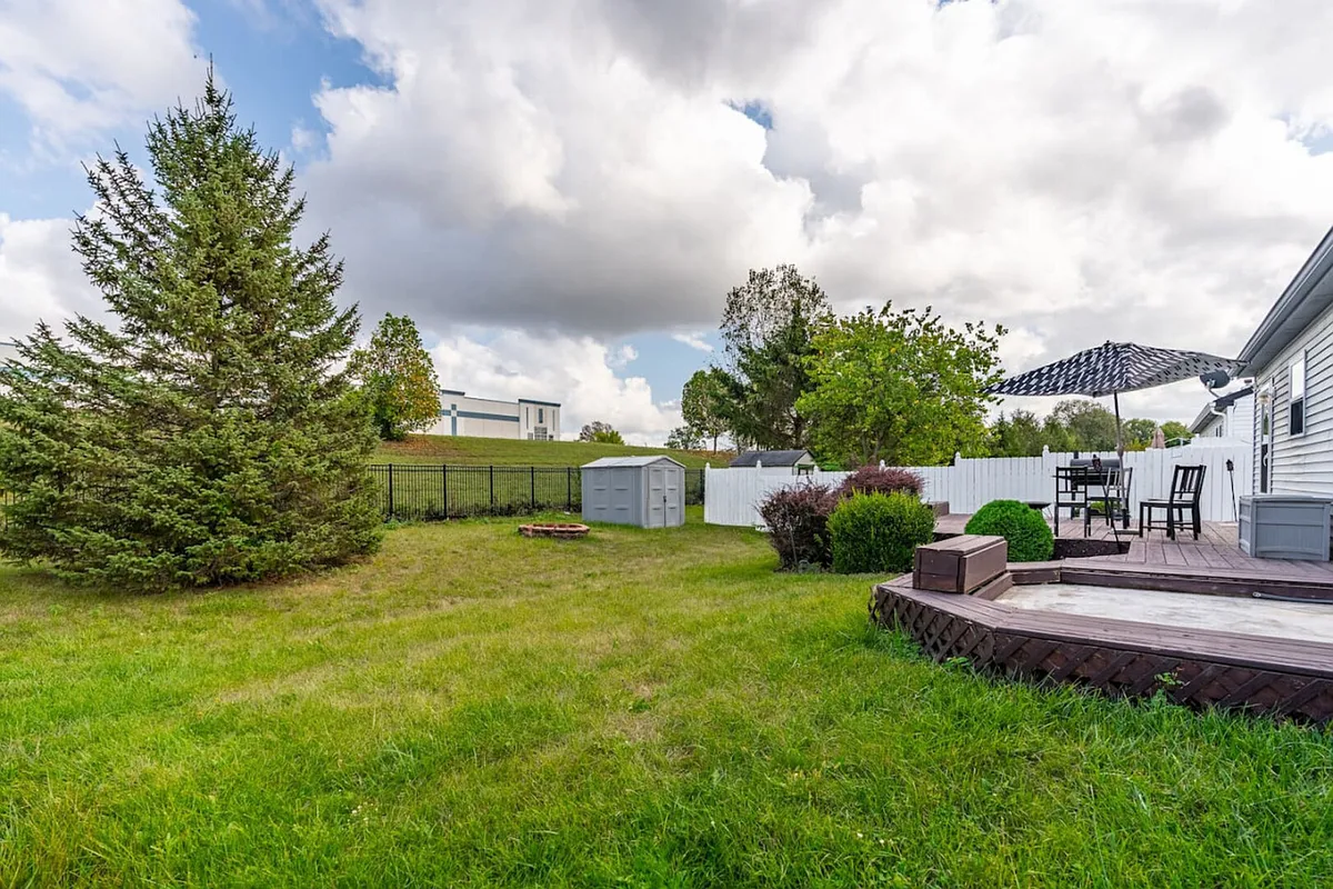 Building Photo - Shadowbrook Dr