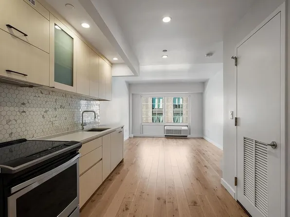 555 Waverly Avenue image 2 of 24