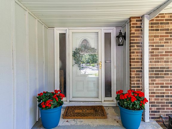 4th image of 6 S Deerpath Dr