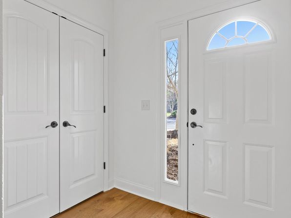 6930 Village Lake Cir, Chattanooga, TN 37412