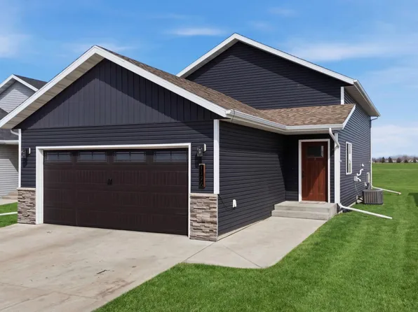 1126 Highland Ln W, West Fargo, ND 58078