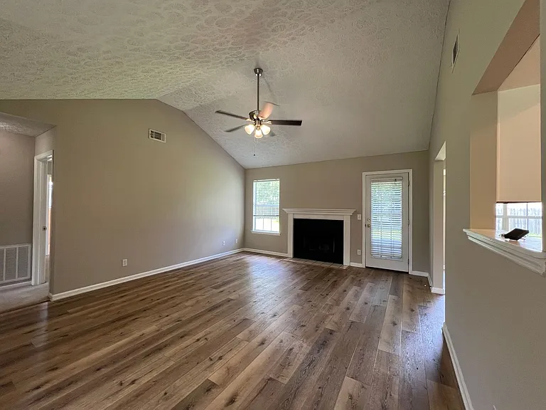 102 Hope Ln — Photo 4