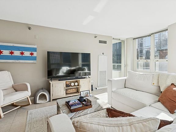3rd image of 345 N La Salle Dr APT 1607