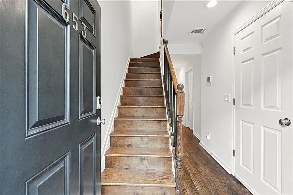 3 bed, 2.5 bath, 1300 sqft, $3,650 — Photo 2