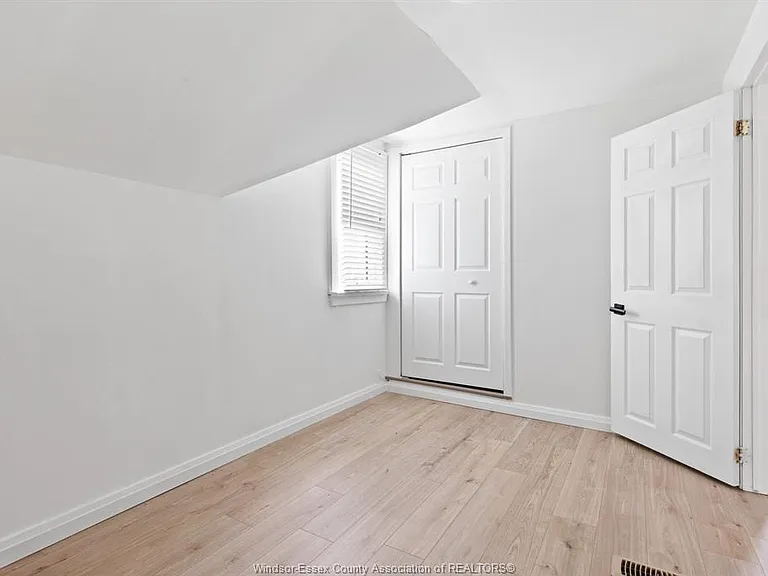 51 Balaclava St S — Photo 12