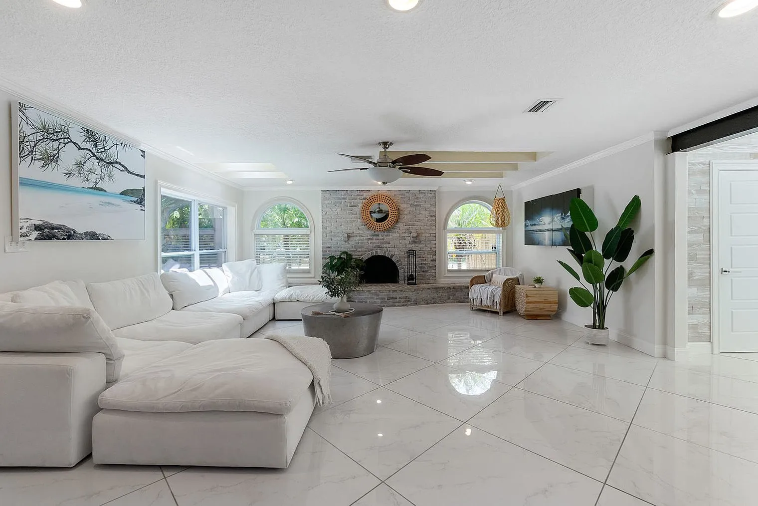 4 bed, 3.0 bath, 2594 sqft, $5,356 — Photo 4