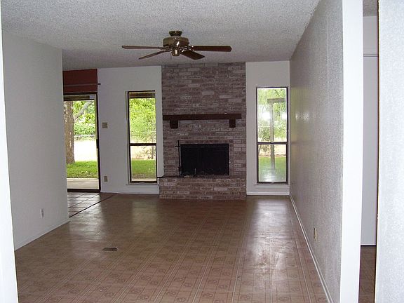 4th image of 938 Rolling Rock Dr