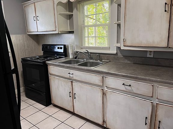 2nd image of 815 N Race St APT A