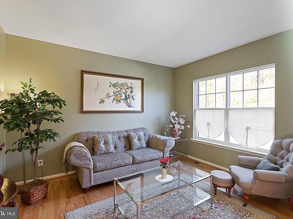 3rd image of 7 Emsley Dr