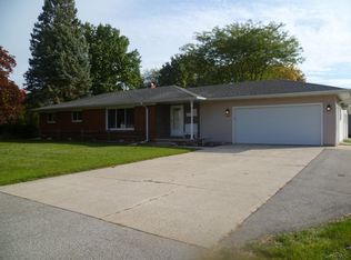 2884 Glacier Dr, Saginaw, MI 48603