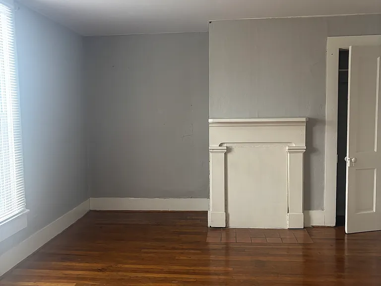 910 N Main St — Photo 2