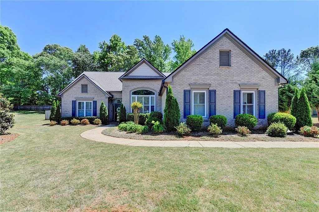 3 bed, 2.0 bath, 2128 sqft, $2,500 — Photo 1