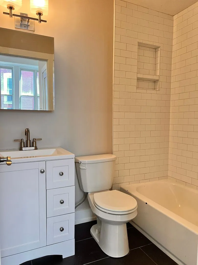 Modern 1 Bed with Hardwood floors, High Ceilings and stainless Steel Appliances. — Photo 4