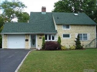 5 Branch Ln, Levittown, NY 11756