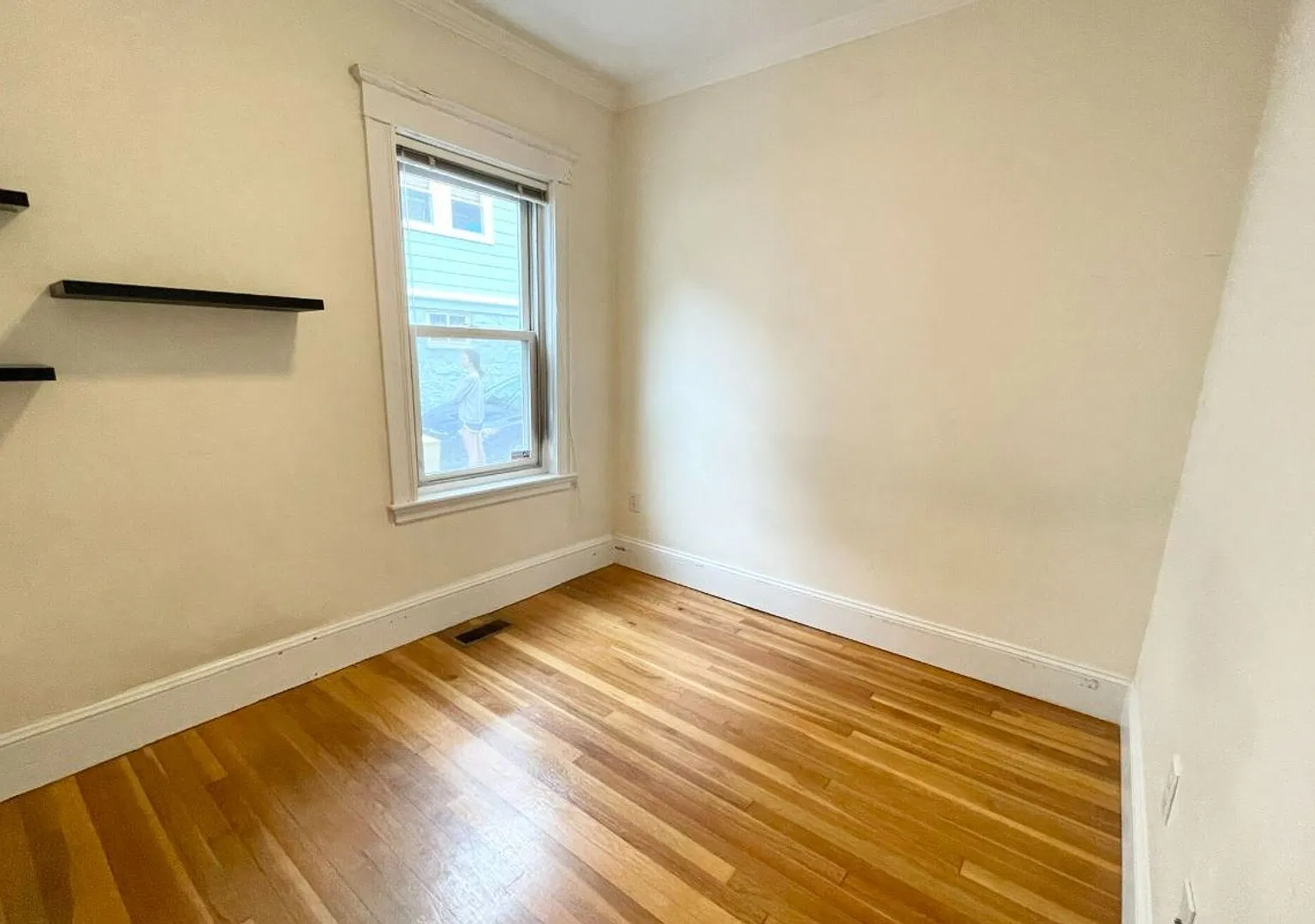 Charming 5 Bedroom-No Broker Fee — Photo 4