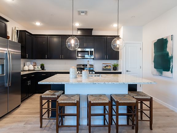Spacious island in kitchen