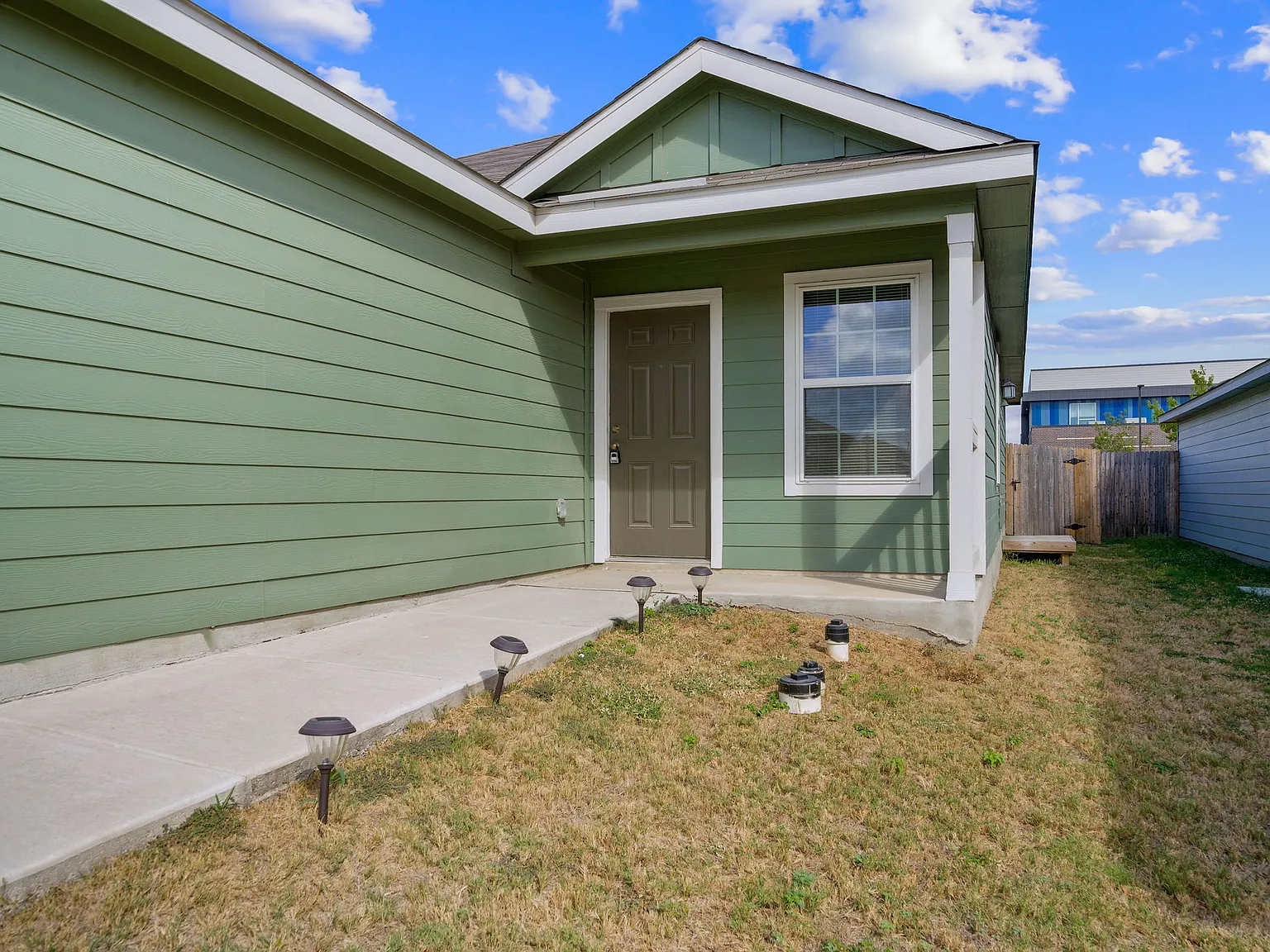 3 bed, 1276 sqft, $1,550 — Photo 2