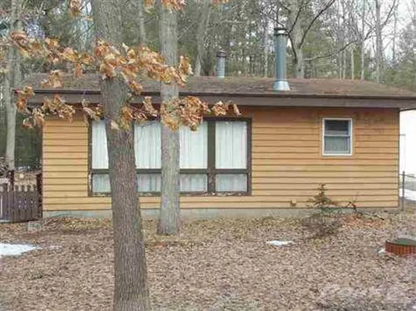 710 Old Trail Dr, Houghton Lake, MI 48629