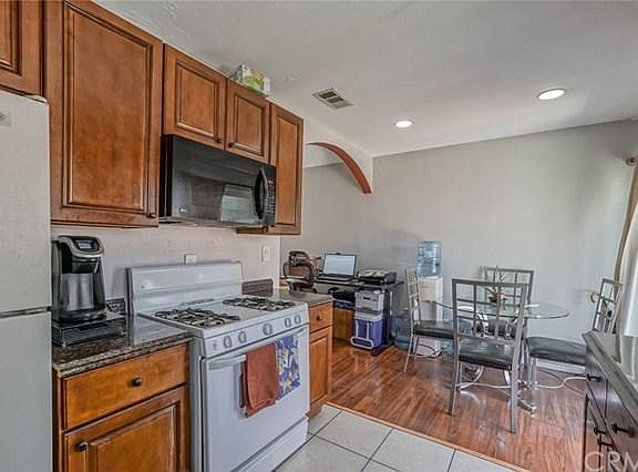 4th image of 15622 Sequoia Ave