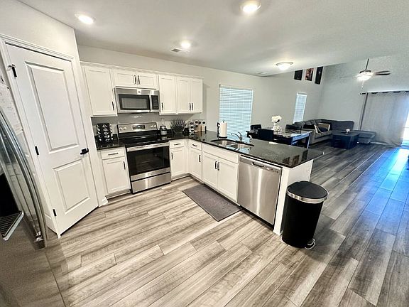4th image of 409 Eclipse Ln