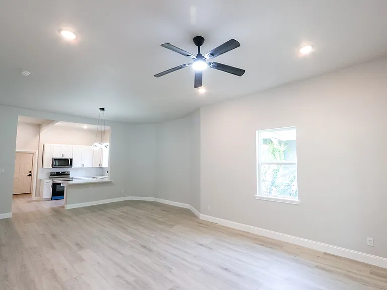 2303 Walworth St — Photo 21