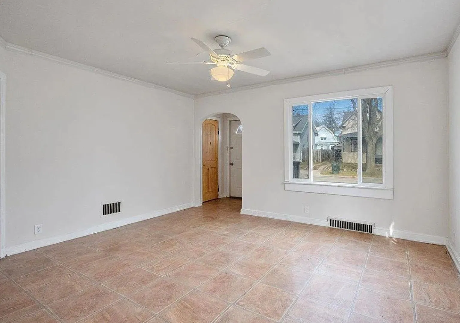 3 Bedroom House with Large 2 Stall Garage - Available Mid-December! — Photo 4