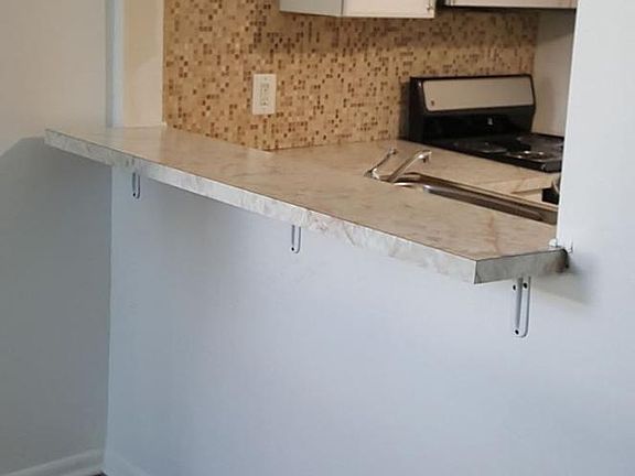 Kitchen w/Breakfast Bar