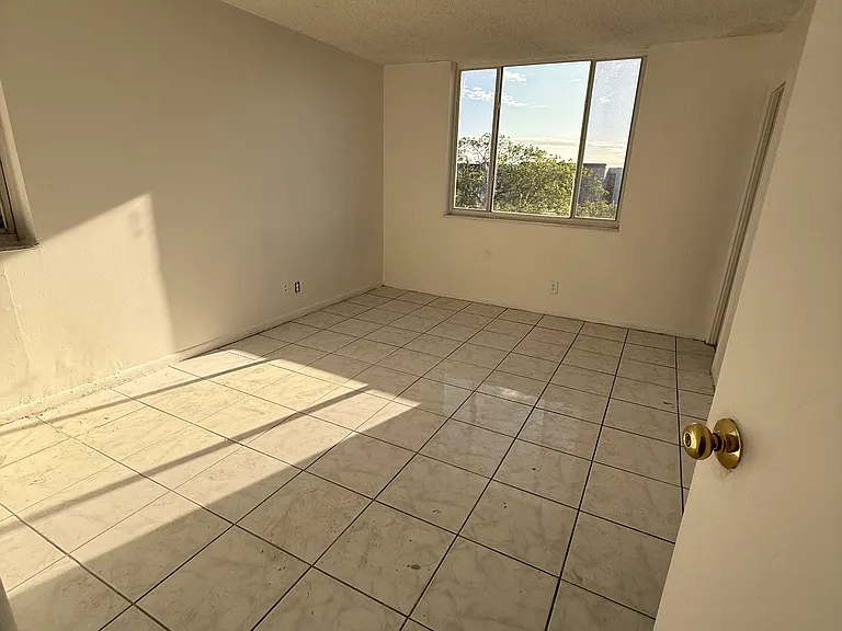 2830 Somerset Dr #N402 — Photo 4