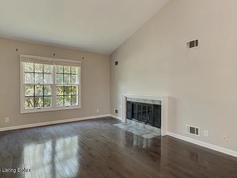 10402 Timberwood Cir — Photo 8