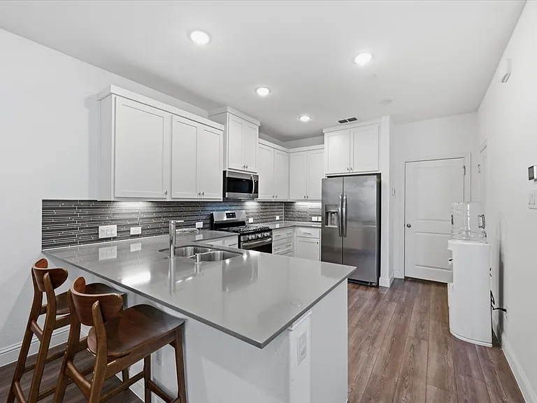 901 Utica Dr — Photo 5