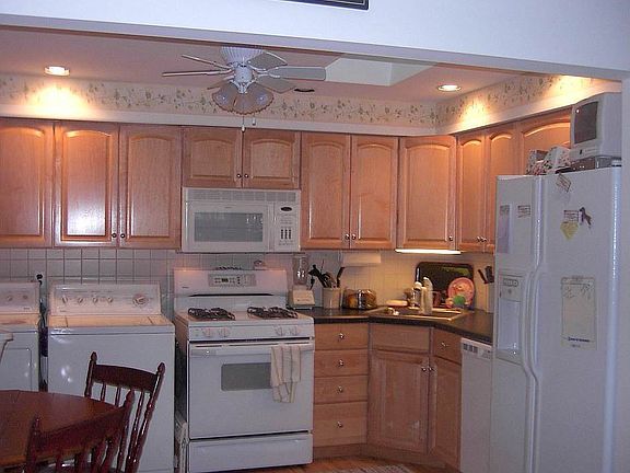 Bright Kitchen w/sky lights