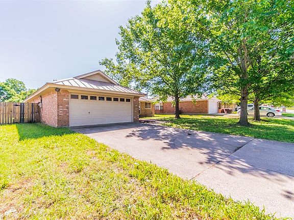 3rd image of 1202 Chapel Hill Dr