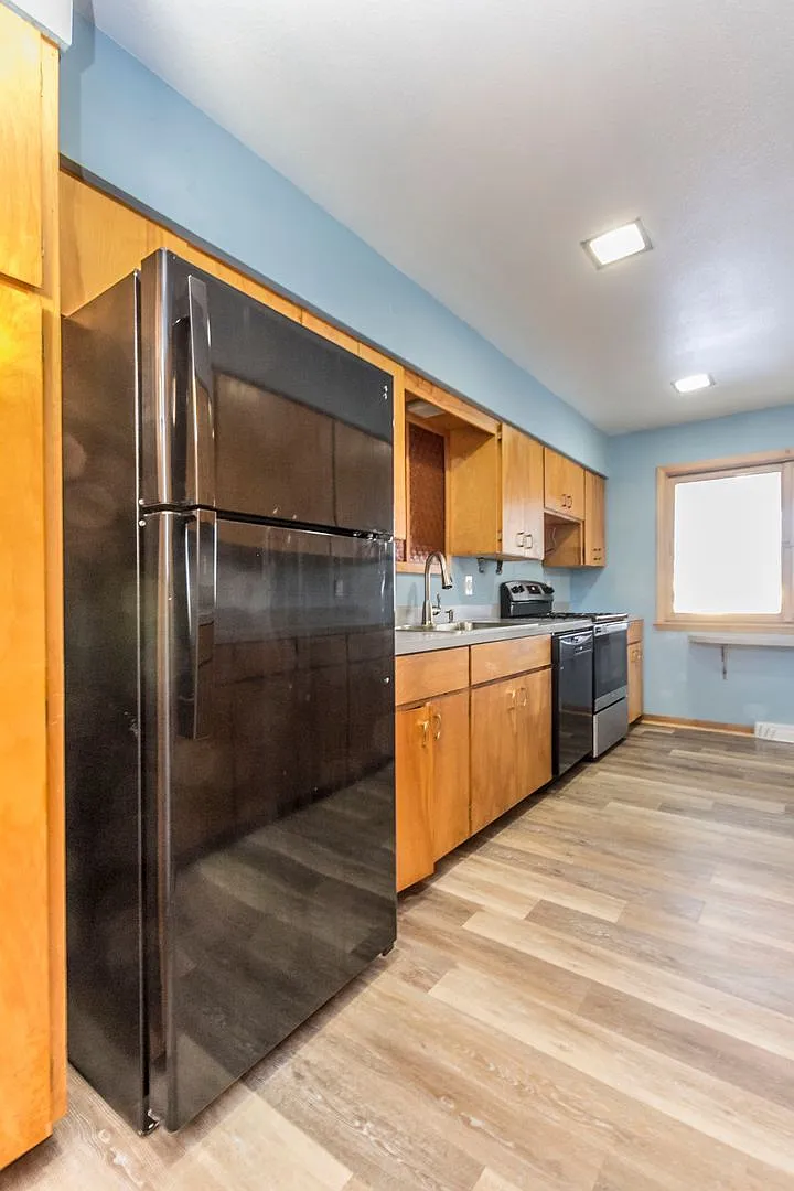 Spacious 3 Bedroom 1 Bathroom — Photo 3