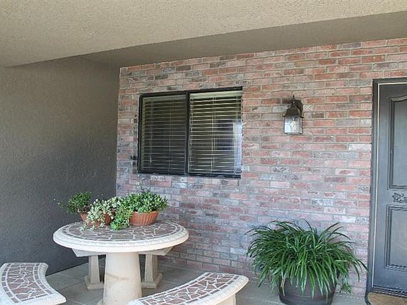 3rd image of 1816 E Pryor Dr